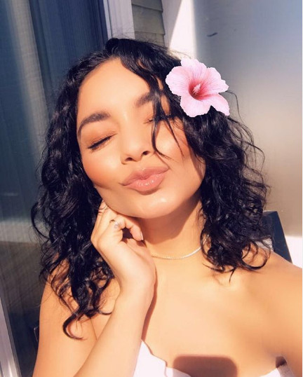 Vanessa Hudgens isi poarta de obicei parul in bucle lejere, dar parul ei natural arata si mai bine