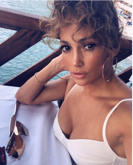 Jennifer Lopez adora sa experimenteze cu parul sau, dar stie cum sa poarte si buclele naturale