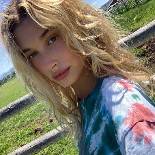 Hailey Bieber prefera parul drept, dar il mai lasa uneori si cu onduleurile naturale