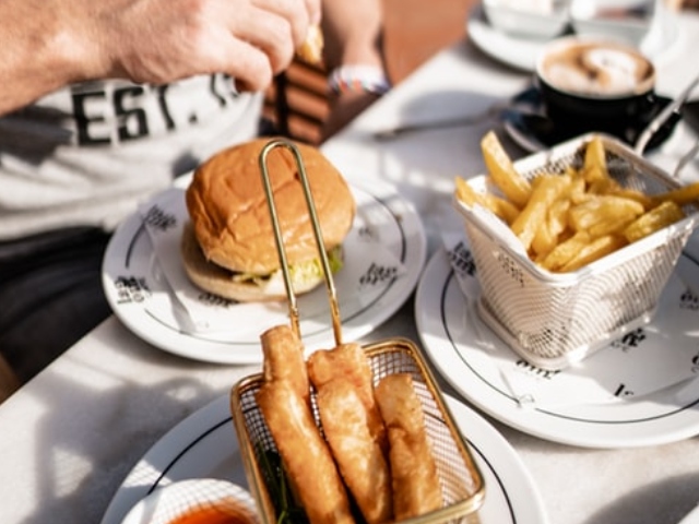 Nu incep sa manance inaintea celorlalti