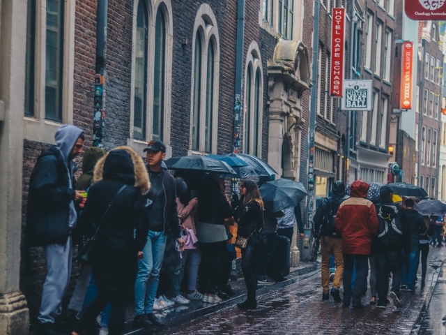 Nu incearca "sa fure" randul la coada