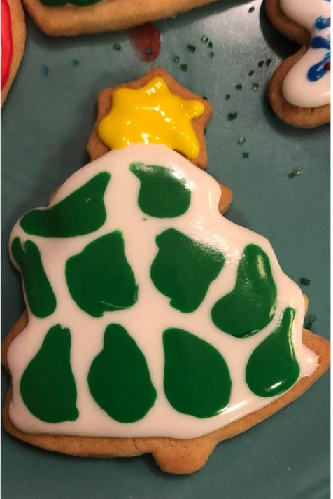 Decorarea prajiturii in forma de bradut nu a fost chiar asa simpla cum a crezut