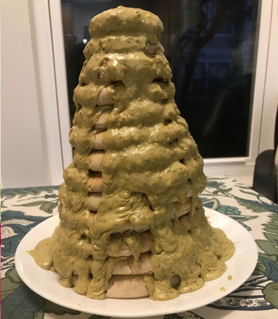 A incercat sa faca un brad de Craciun, dar seamana cu un vulcan care a explodat