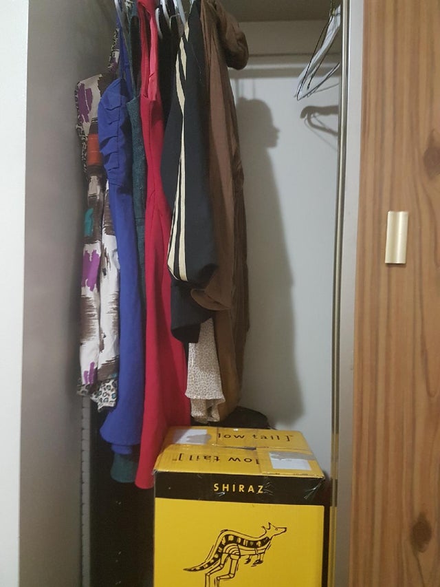 Hainele de pe umeras au format umbra unei femei