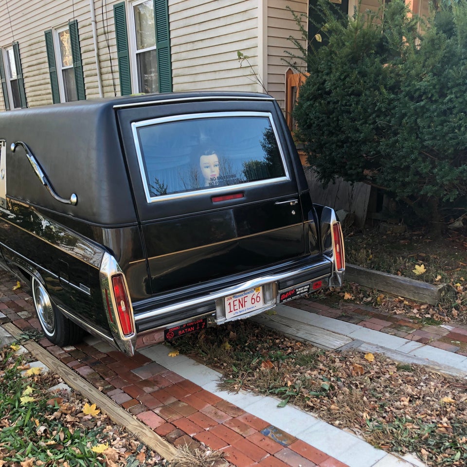 O masina de la pompe funebre avea la geamul din spate un cap de manechin