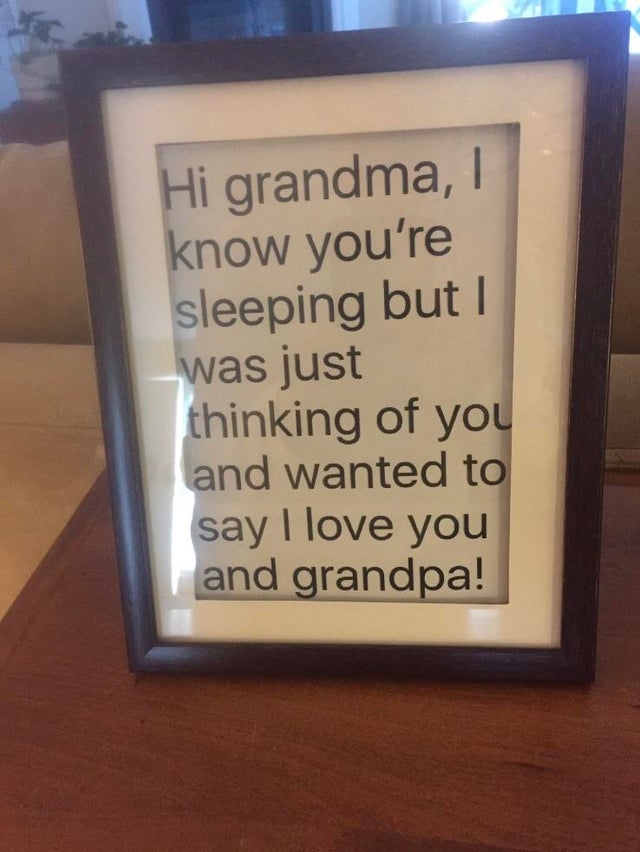 Mesajul unui nepot catre bunici, care a meritat sa fie inramat: "Buna bunico, stiu ca dormi, dar am vrut doar sa stii ca ma gandesc la tine si ca te iubesc si pe tine si pe bunicul"