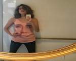 Aubrey Plaza, selfie in maieu cu chipul actorului Nicolas Cage
