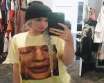 Kylie Jenner - priveste cu atentie tricoul