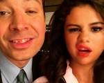 Jimmy Fallon si Selena Gomez, cu ruj pe dinti