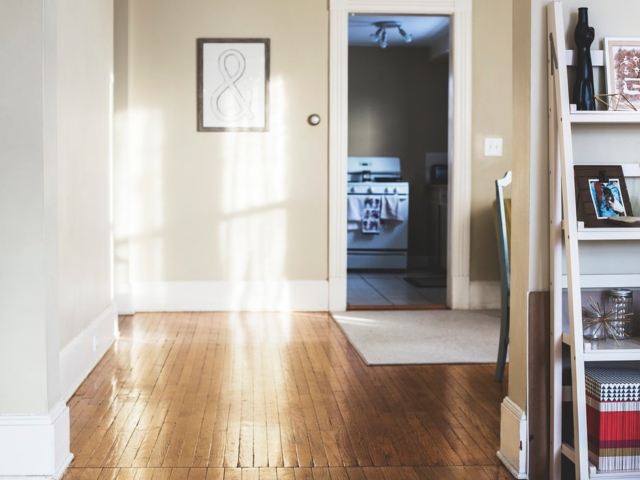 Folosesti un mop umed pentru parchet