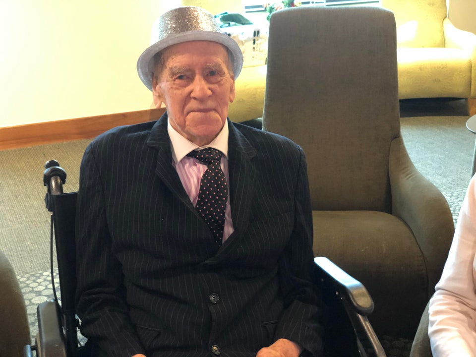 1. "Tatal meu a implinit 100 de ani si este foarte fericit"