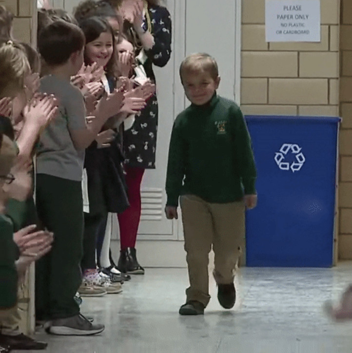 11. Acest baiat s-a intors la scoala dupa ce s-a vindecat de leucemie.