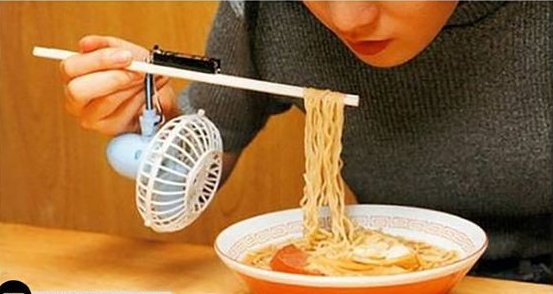 Isi raceste mancarea in timp ce o mananca