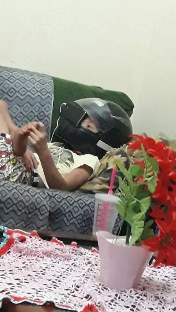 Acum se uita la film fara sa ii amorteasca mainile