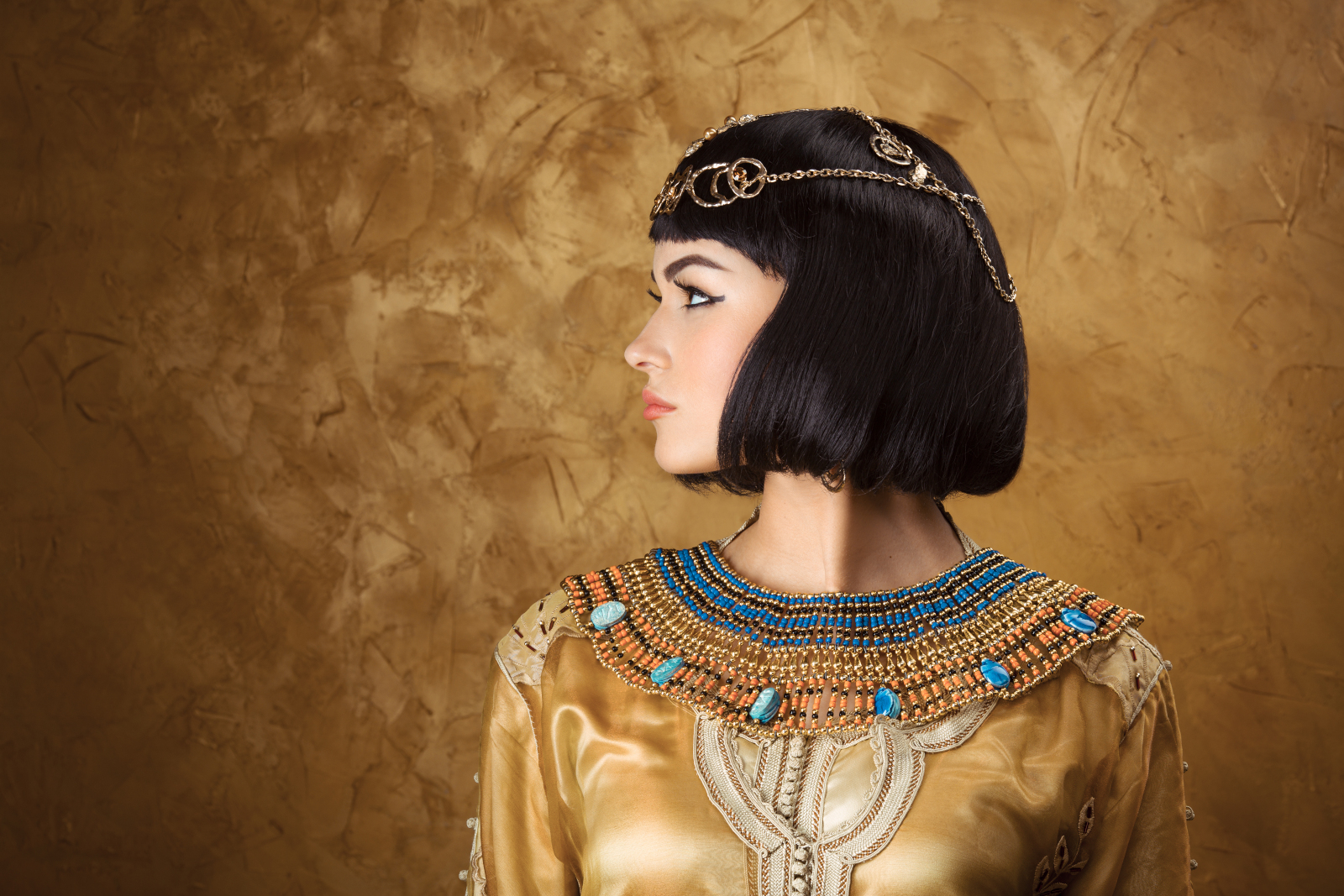 2. Cleopatra isi facea baie in lapte de magarita