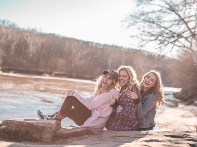 Esti prieten cu oricine