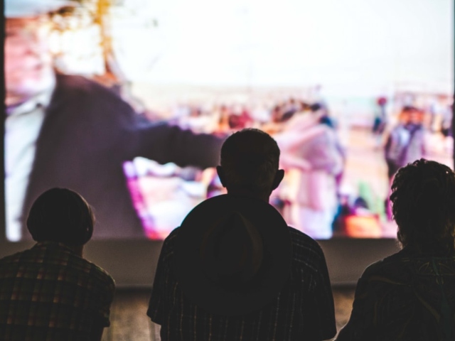 Daca stai prea aproape de TV iti vei afecta privirea