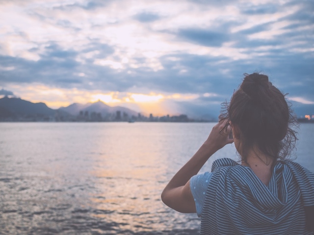 Te poti uita in siguranta la soare, daca este ascuns printre nori