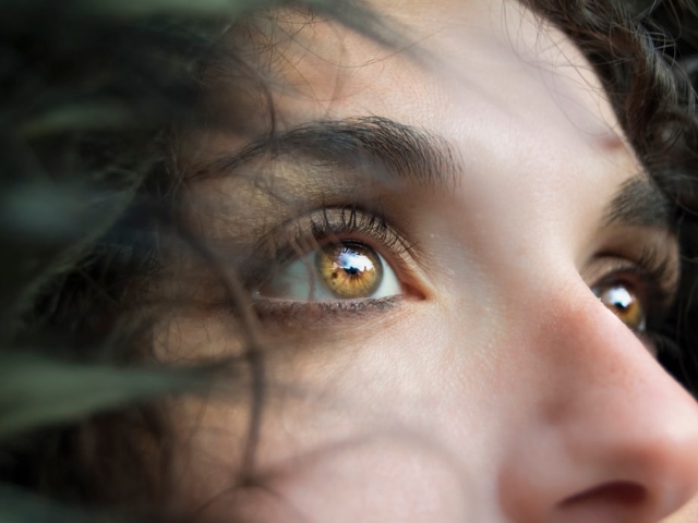 Picaturile impotriva rosetii ochilor sunt bune si pentru usturimi