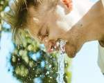 Stergerea ochilor cu apa va ajuta la calmarea sau curatarea lor