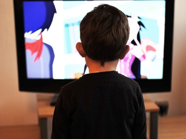 Acopera ochii micutilor cand sunt scene "nepotrivite" la TV