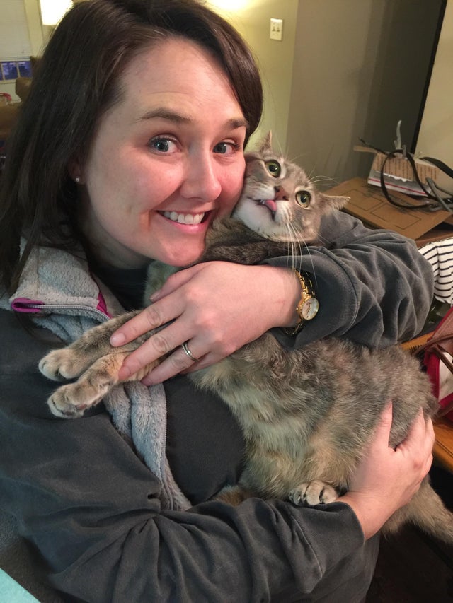 Face aceasta fata de fiecare data cand este luata in brate