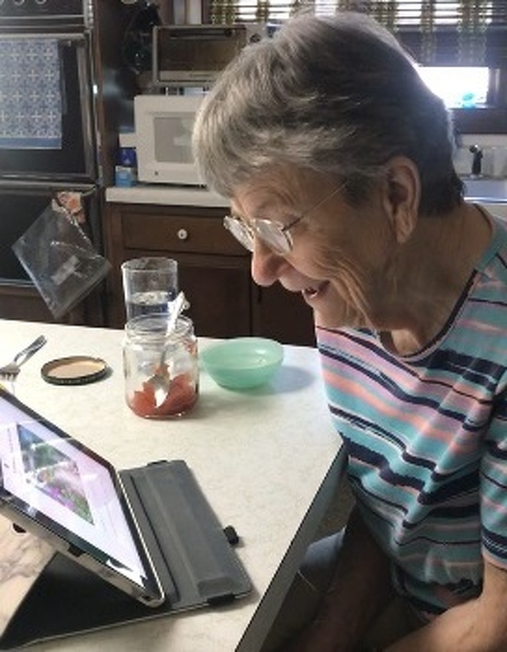 A postat pe internet o poza cu gradina bunicii sale. Reactia ei a fost minunata