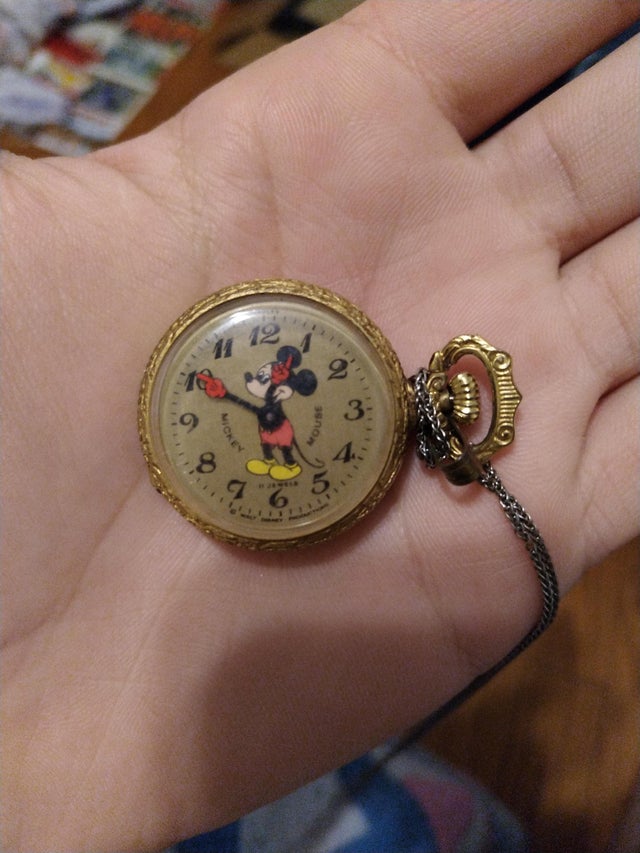 3. Un ceas de buzunar vintage cu Mickey Mouse