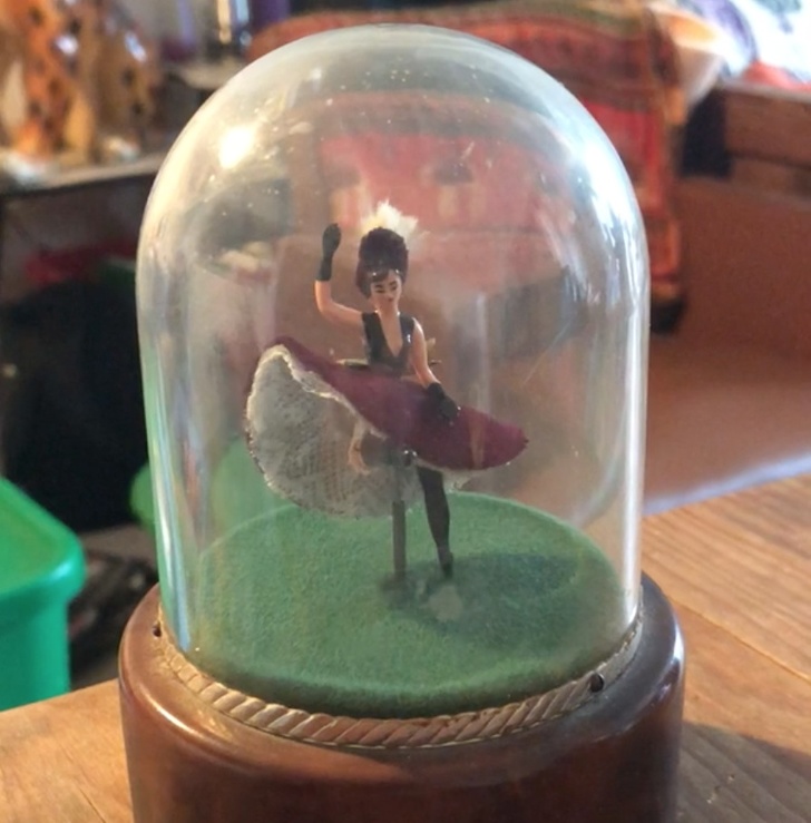 19. Cutie muzicala elvetiana care dateaza din anul 1940