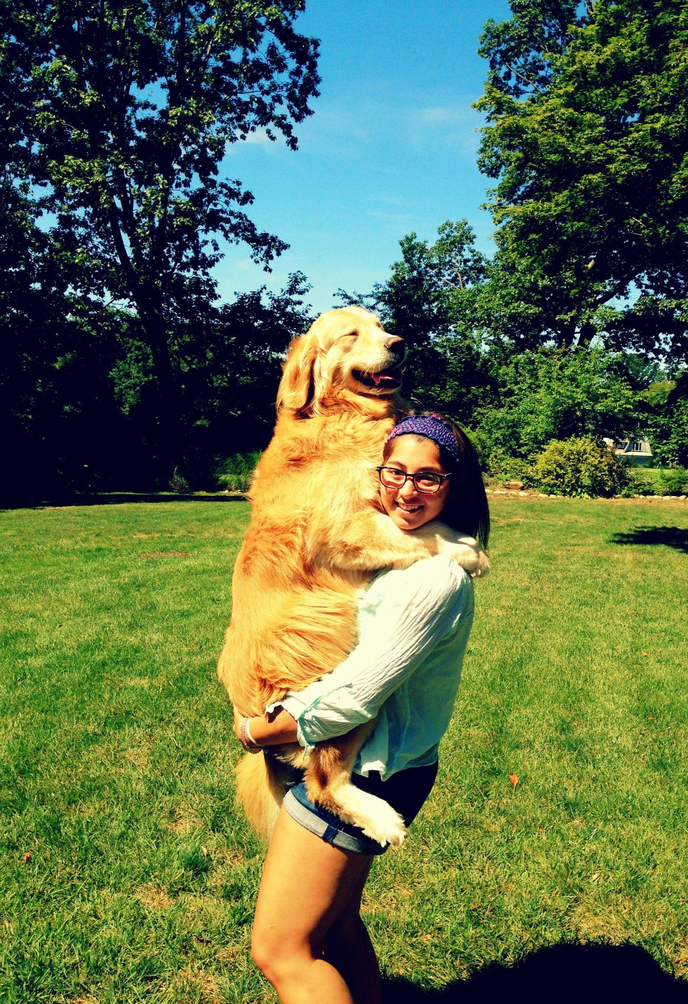 ”El mă îmbrățișează așa în fiecare zi când ma întorc de la școală. Fața lui spune totul”