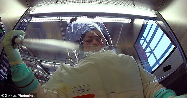 Cercetător la lucru în Wuhan