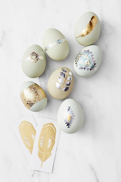 Adaugă tatuaje metalice pe ouăle de Paște