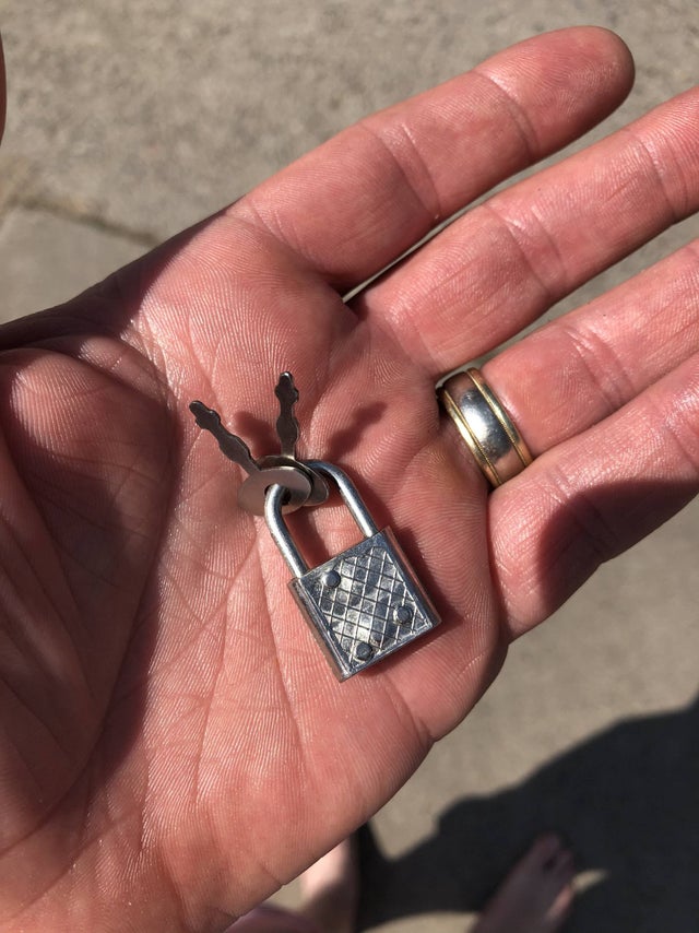 „Tati, poți desface asta, te rog?”