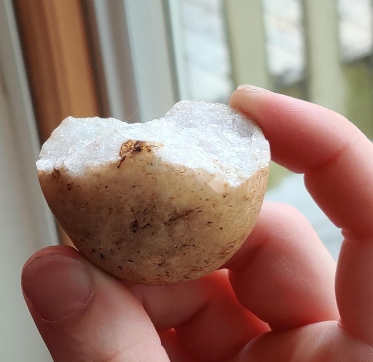 Un alt tip de piatră care arată ca un cartof tăiat pe jumătate