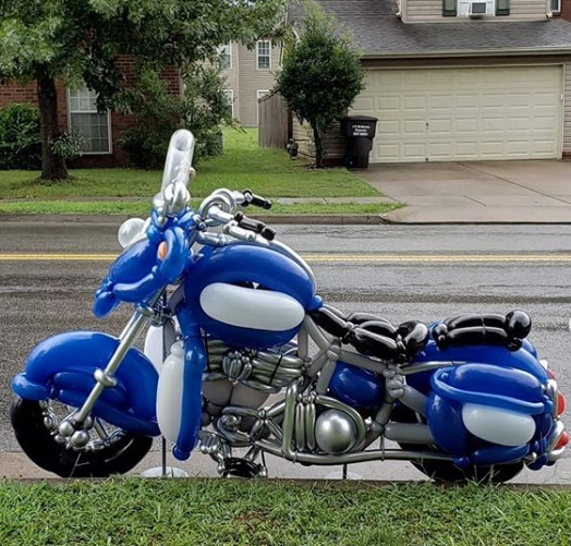 Îți vine să crezi sau nu, această motocicletă este făcută doar din baloane