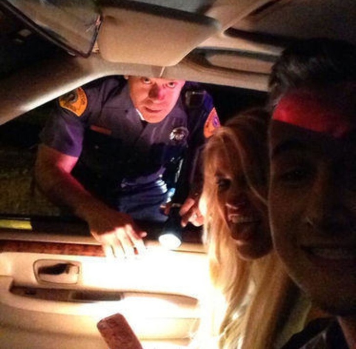 Viața în era social media: Selfie cu agentul de poliție  care îți dă amendă