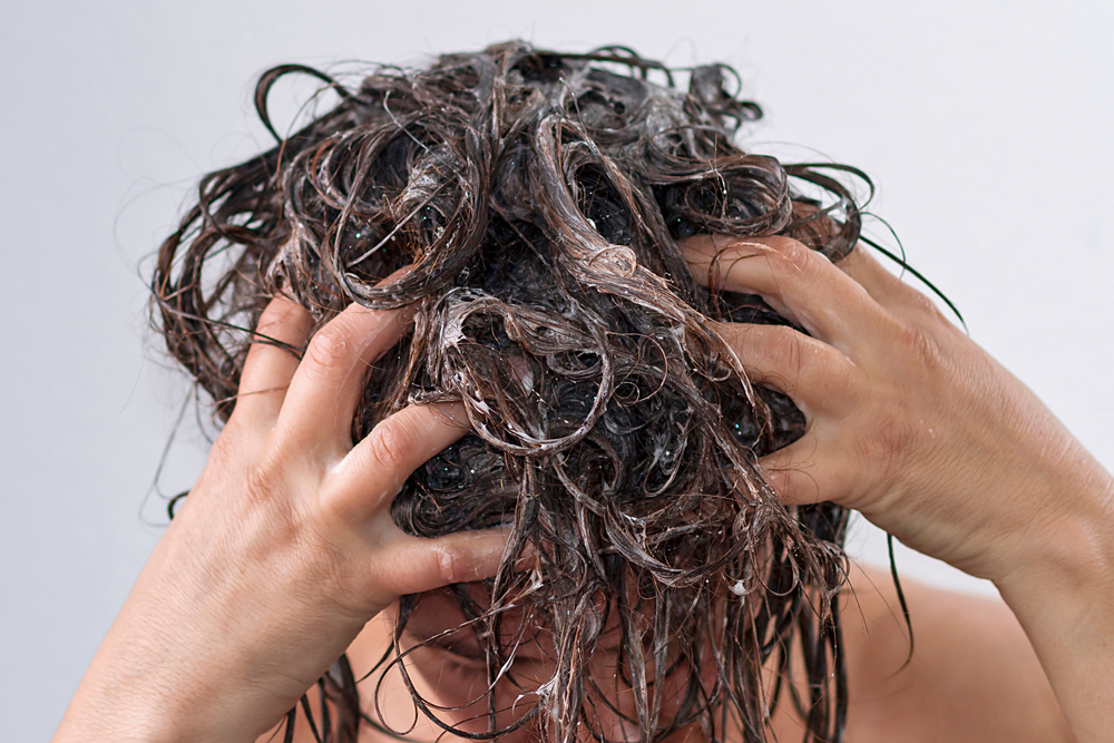 5. Îți cureți scalpul folosindu-te de unghii