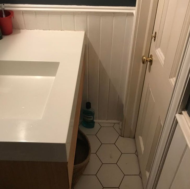 „Chiuveta și ușa din baia camerei mele - cel puțin ușa nu se deschide spre interior...”