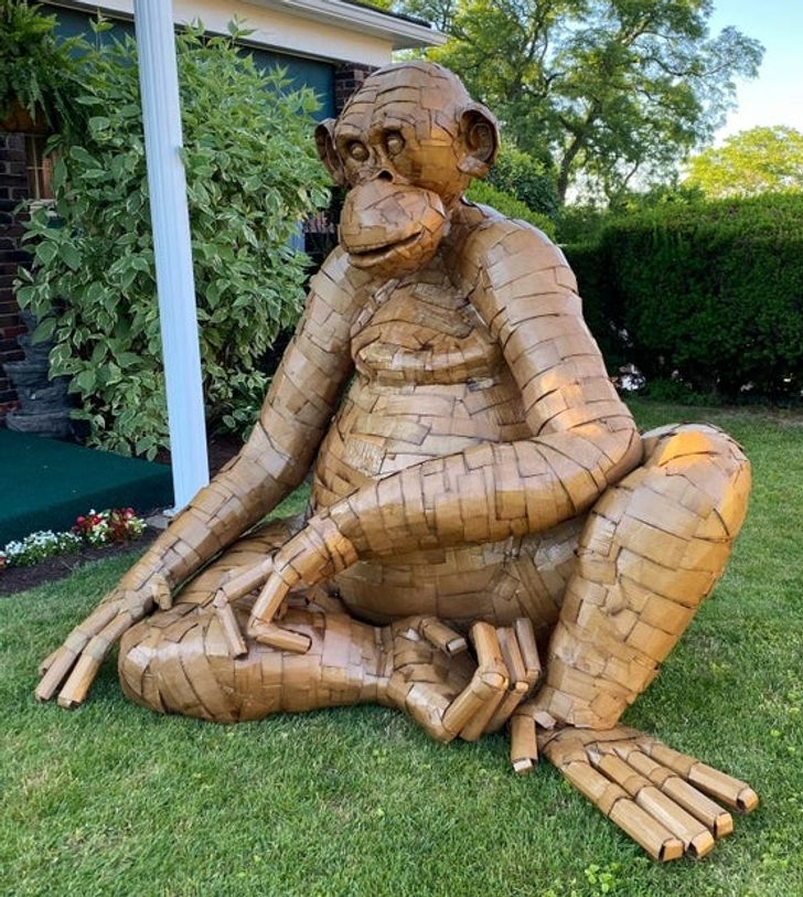 Acest om a făcut un cimpanzeu din carton în curtea lui