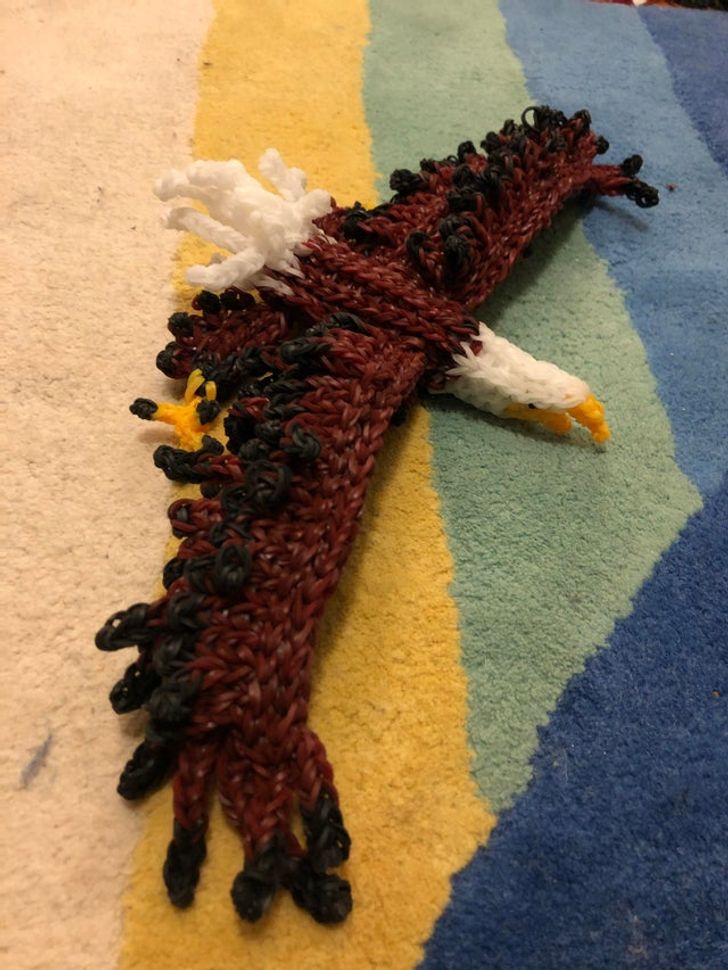 Acest vultur a fost făcut exclusiv din elastice