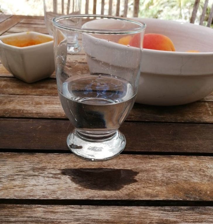 Apa s-a vărsat în așa fel încât pare că sticla levitează