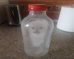 E o „fantomă de gheață” în sticla asta de apă