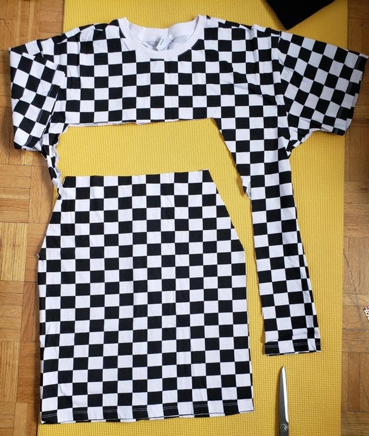 Tricou supradimensionat modificat într-o fustă mini