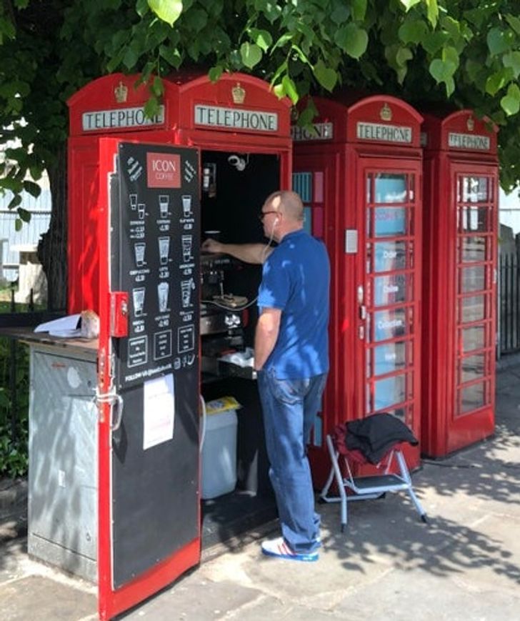 „Cineva a modificat cabina telefonică într-o cafenea”
