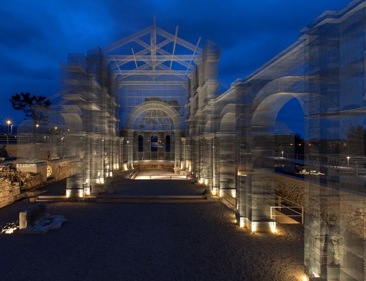 Biserica realizată din tije de metal, parcă scoasă din realitatea augmentată