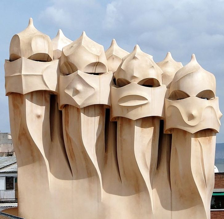 Clădirea care are mai multe expresii faciale