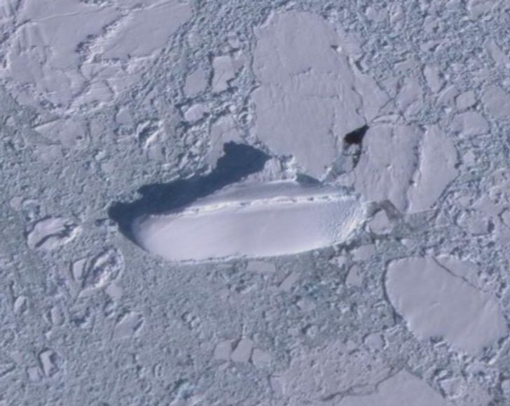 O navă abandonată în Antarctica