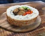 Prietena mea adoră sushi-ul picant de pui, așa că i-am făcut unul imens