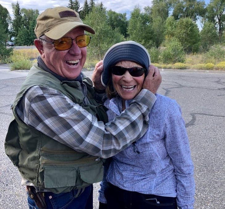 La 60 de ani de la căsătorie, cei doi bătrânei încă se distrează de minune împreună