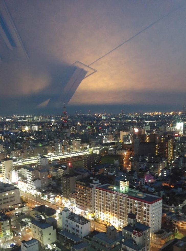 „Reflexia de pe fereastră arată ca o navă spațială care poate ateriza în orice moment”